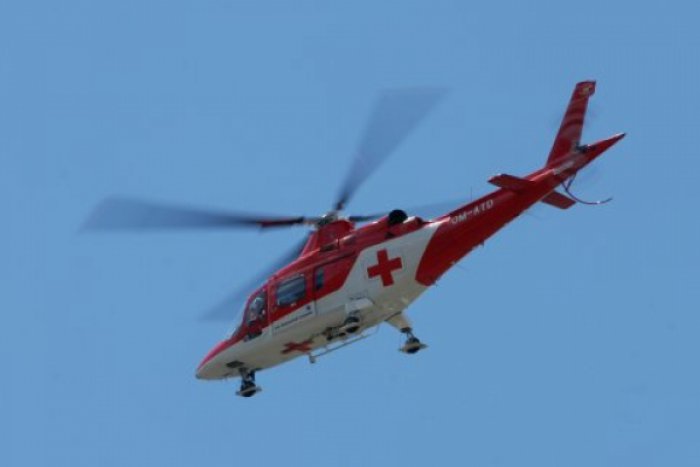 Ilustračný obrázok k článku Zranenie v lese pri Lučenci: Vrtuľník v akcii, lekára k robotníkovi (56) spúšťali na navijaku!